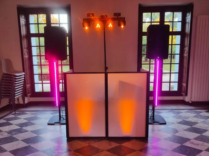 Cabine DJ installée dans une salle de château