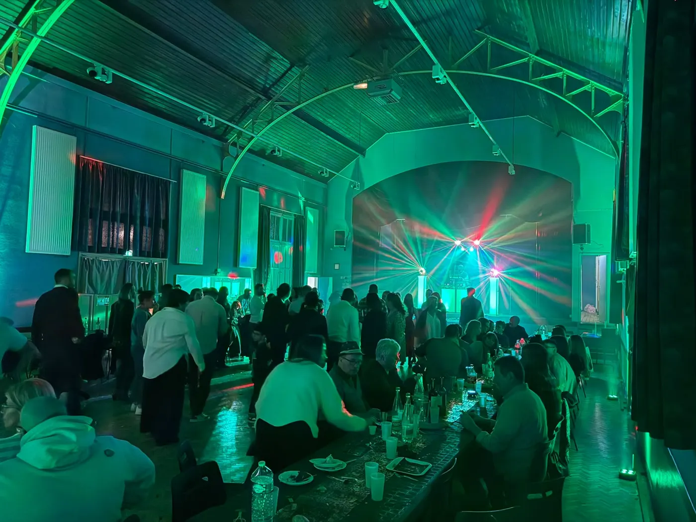 Salle de réception sous lumières vertes en soirée